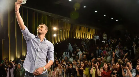 حمله عجیب دخترها به سعید عزت‌اللهی! +فیلم