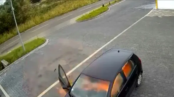 ببینید / لحظه انفجار هولناک عجیب یک خودرو به خاطر پاک‌کننده الکلی!