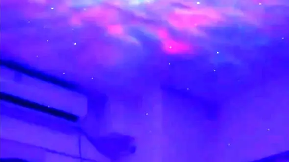 فضانوردی در اتاق خودتان با یک پروژکتور/ فیلم