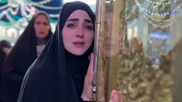 اشک‌های خانم مجری تلویزیون در حرم امام رضا