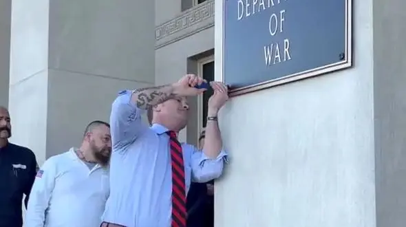 وزیر دفاع آمریکا تابلوی معروف وزارت جنگ را در پنتاگون نصب کرد + عکس