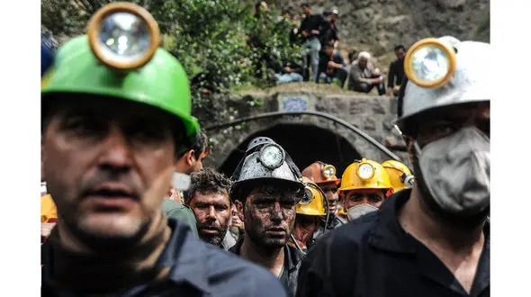 در حادثه انفجار معدن آزادشهر چند بچه یتیم و چند زن بیوه شدند؟