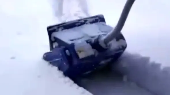 دستگاه برف‌روب الکتریکی چطور کار می کند؟+ فیلم