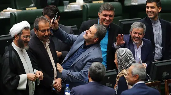 اظهارات دو نماینده سلفی بگیر مجلس در باره سلفی با موگرینی 