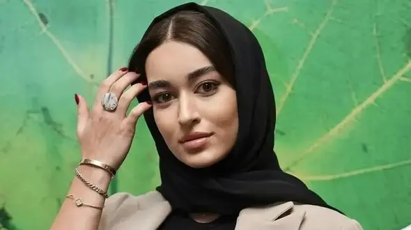 «مه‌لقا مینوش» با استایل شیک در چهل و دومین جشنواره فیلم کوتاه تهران (عکس)