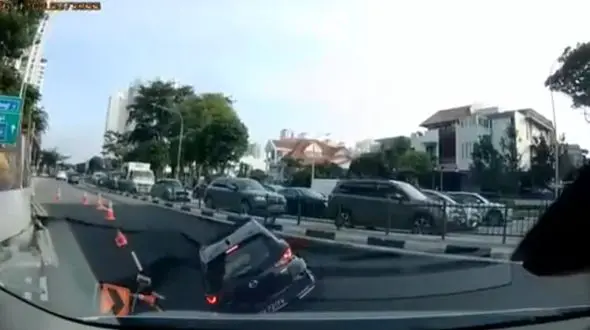 فیلم / زمین دهان باز کرد و ماشین لوکس را بلعید