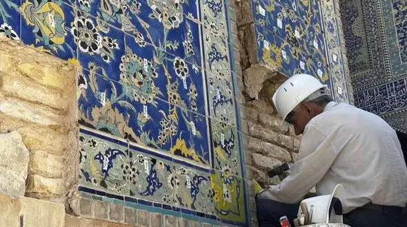 زنگ خطر برای شاهکار صفوی؛ تهدید ریزش تزئینات مسجد جامع عباسی