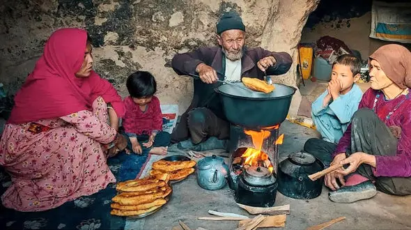 لذت آشپزی سنتی افغانستانی؛ نان و منتو در غار دورافتاده + فیلم