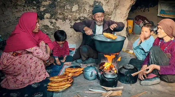 لذت آشپزی سنتی افغانستانی؛ نان و منتو در غار دورافتاده + فیلم