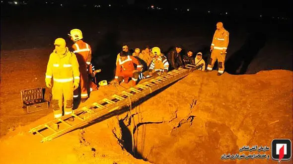 سقوط مرد جوانی به چاه قنات در بیابان های شرق تهران + عکس