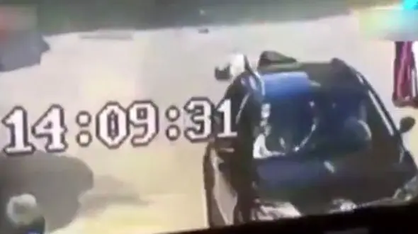 فیلم لحظه زیر گرفتن زن جوان توسط دزد ماشین اش