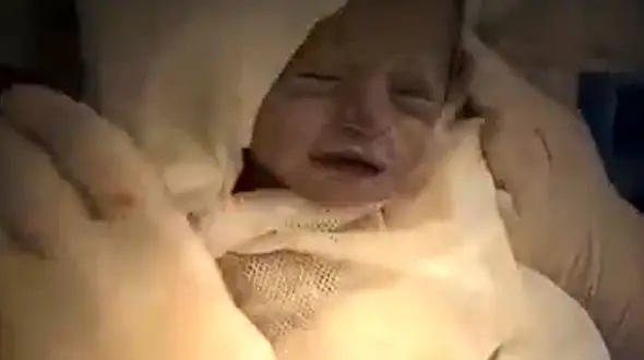  عجیب ترین تولد جنین خارج از شکم مادر + این فیلم شگفت انگیز است !