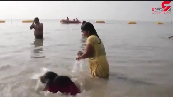 غسل دسته جمعی مردم در رودخانه برای پاک شدن گناه +فیلم