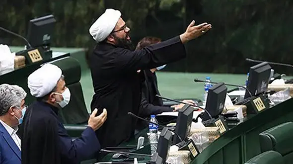 پول در کشور زیاد است اما دست کج زیاد داریم / الان از یخچال بازنشستگان فقط باد سرد می‌آید!