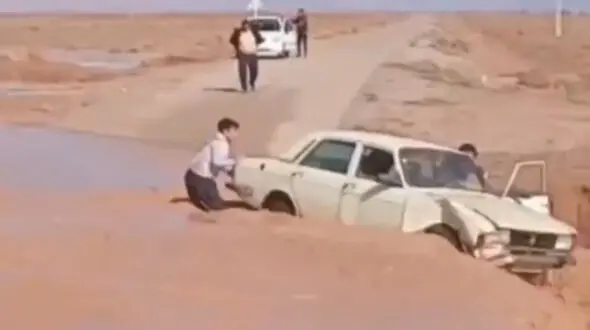 فیلم لحظه بلعیده شدن پیکان در سیل در روستای قلعه‌نو