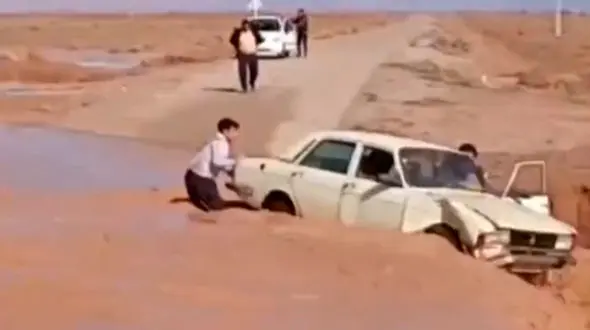 فیلم لحظه بلعیده شدن پیکان در سیل در روستای قلعه‌نو