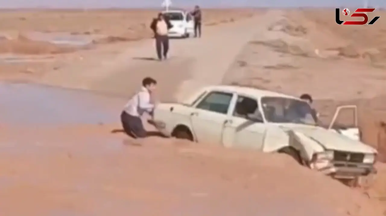 فیلم لحظه بلعیده شدن پیکان در سیل در روستای قلعه‌نو