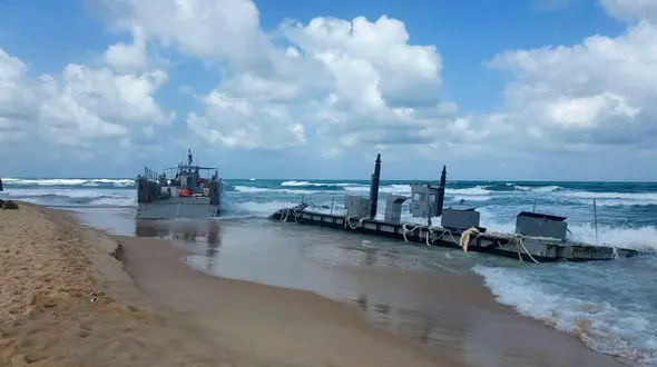 کشتی آمریکایی در سواحل فلسطین به گل نشستند