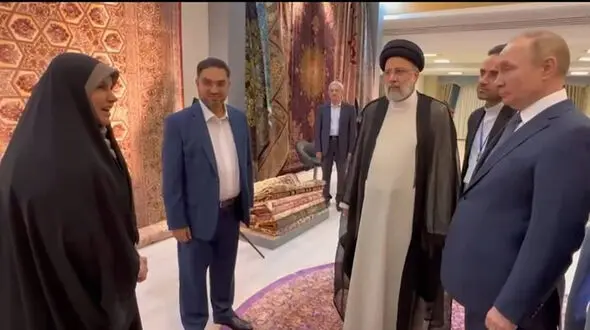 فیلم / طلا و نقره درفرش اهدایی به پوتین /  رکنا افشا می کند !
