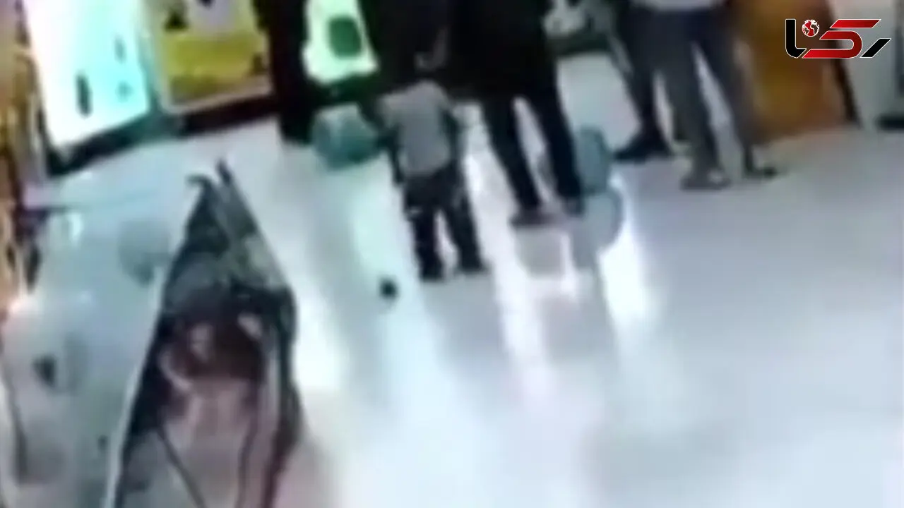  کتک زدن وحشیانه یک دختر فقیر مقابل چشمان برادرش + فیلم