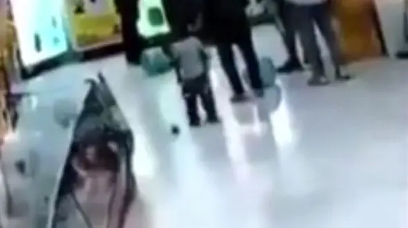  کتک زدن وحشیانه یک دختر فقیر مقابل چشمان برادرش + فیلم