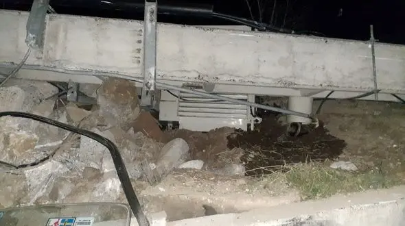 عکس های وحشتناک برخورد تریلی با تیر برق در اتوبان پیامبر اعظم (ص)  / ناگهان همه جا تاریک شد