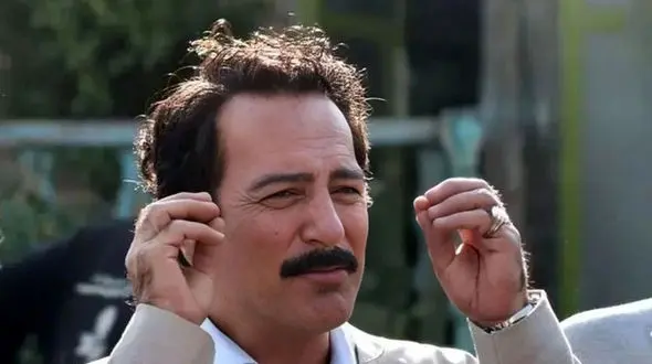 عکس /  دکور خانه و آشپزخانه جذاب و دیدنی حمیدرضا آذرنگ  / خیره شدن سگش به گربه پشت پنجره ...