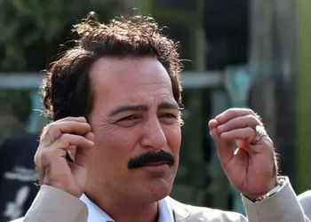 عکس /  دکور خانه و آشپزخانه جذاب و دیدنی حمیدرضا آذرنگ  / خیره شدن سگش به گربه پشت پنجره ...