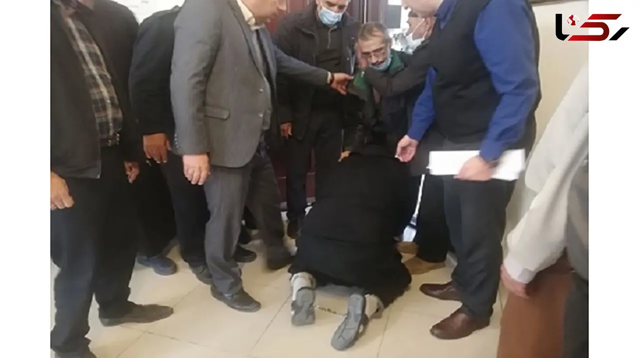 عکس تاثیرگذار پابوسی قاتل اعدامی از پدر مقتول / در خوی صورت گرفت
