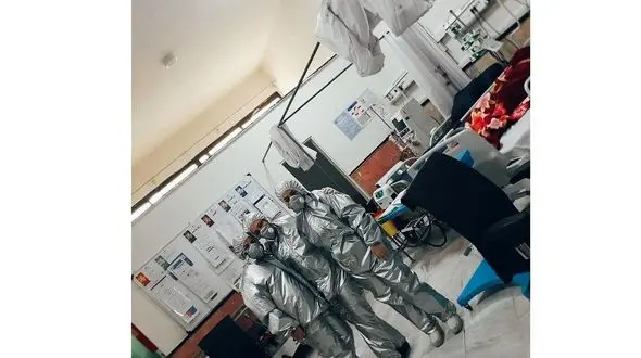 کارگران بدون دستمزد ، لباس کادر پزشکی کرونایی ها را می دوزند + فیلم