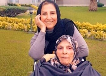 فیلم جگرسوزترین تولد تک نفره  مرجانه گلچین برای مادر مرحومش / 4 ساله تنهام گذشاتی مامان جونم ... / تولدت در آسمان ها مبارک ...