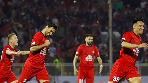 فیلم رقص تراکتوری‌ها با جام قهرمانی لیگ در هواپیما