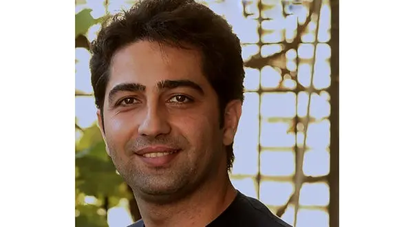 ست قرمز علی سخنگو بازیگر دل در خانه اش