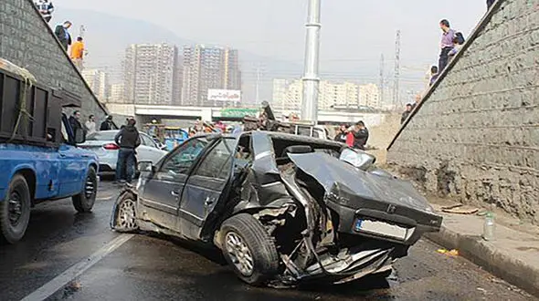 سقوط وحشتناک خودرو از پل زین‌الدین/ معجزه‌ای که سرنشین را نجات داد!