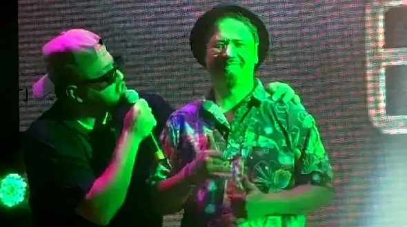 آواز شاد؛ علی صادقی تو مسکو تو کنسرت رپ رو سن آهنگ بوم سرده کاپشنم کو رو خوند و رقصید