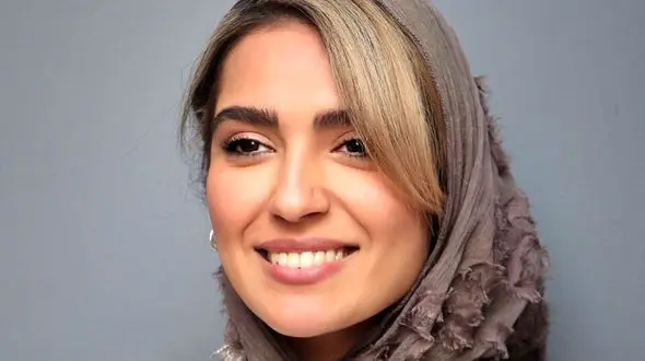 گوشواره های گران قیمت مونا کرمی با سنگ یاقوتش/ چشم همه را به خود خیره کرد