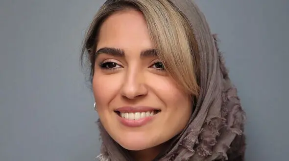گوشواره های گران قیمت مونا کرمی با سنگ یاقوتش/ چشم همه را به خود خیره کرد