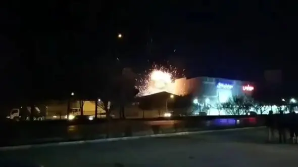 ببینید / اصابت پهپاد انتحاری روسیه به یک ساختمان مسکونی در اوکراین + فیلم