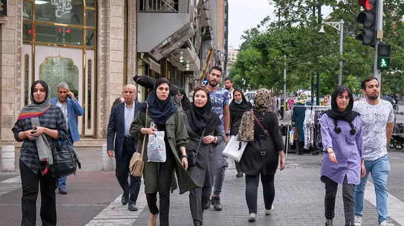 فقرای شیک پوش؛ دیگر کت و شلوار هم نشانه رفاه نیست / پشت ظاهر مرتب مردم، بحران وحشتناک معیشت پنهان شده است / مردم یا قرض می کنند یا پس اندازهایشان را خرج می کنند؛ حقوق ها به دهم ماه هم نمی رسد