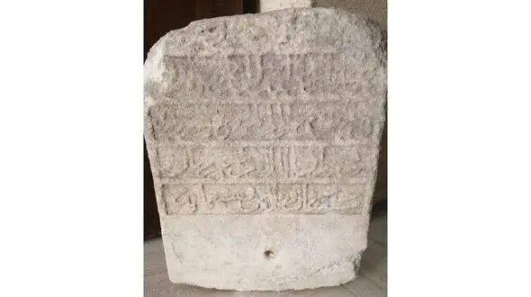  عکس سنگ قبر 300 ساله در هرمزگان 