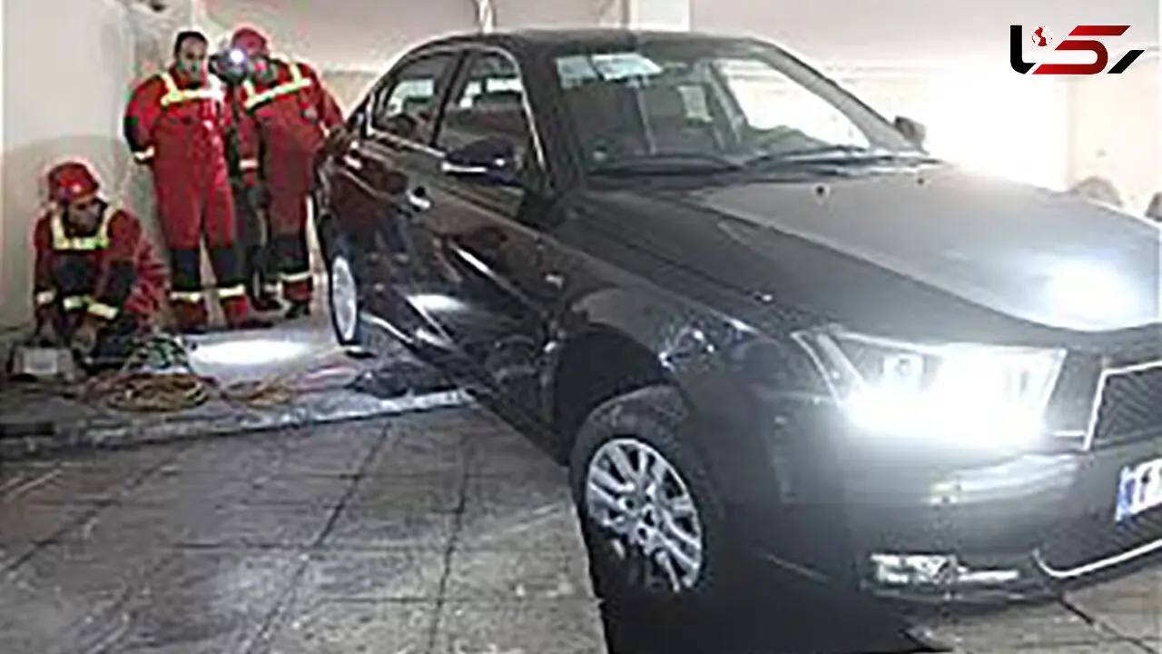 فرو نشست کف پارکینگ در شهران خودرو سواری را بلعید