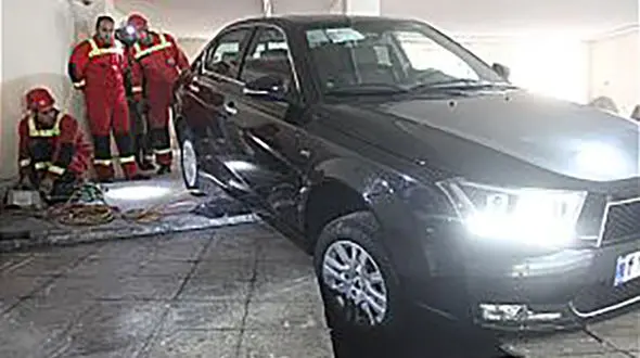 فرو نشست کف پارکینگ در شهران خودرو سواری را بلعید