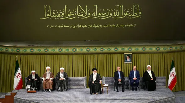 جمعی از  مسئولان نظام وسفرای کشورهای اسلامی با رهبر انقلاب دیدار کردند