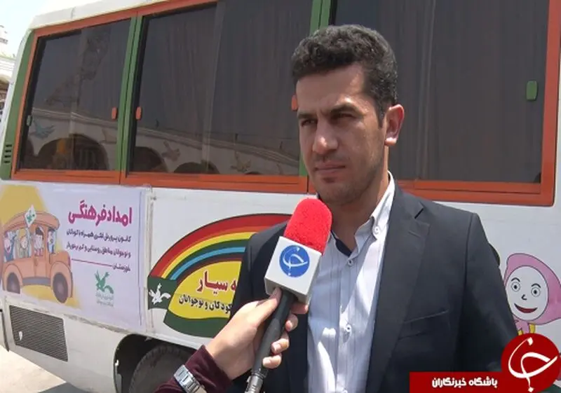 دستان پر مهری که با عشق فرهنگ مطالعه را در روستاها ترویج می دهد