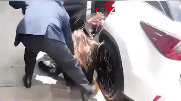 ضایع شدن زن مشهور که با کفش پاشنه بلند در خیابان + فیلم 