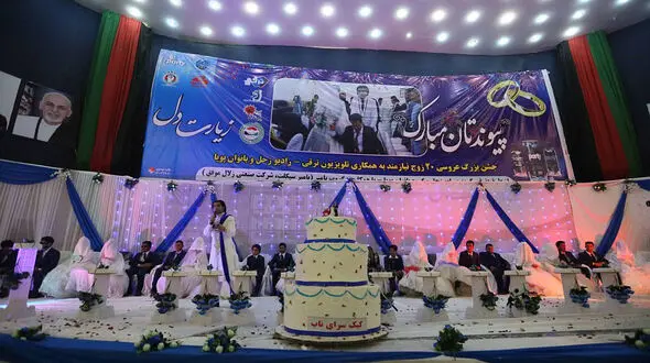 مراسم عروسی همزمان 34 زوج افغانی در روز پرنده های عاشق + عکس های زیبا