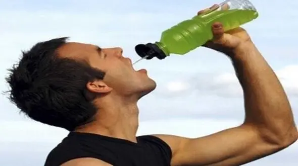 نوشیدنی‌های ورزشی چه تاثیری بر ورزشکاران دارد؟