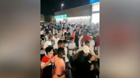 فیلم شکنجه  دختر جوان توسط مردان عربستان وسط خیابان !