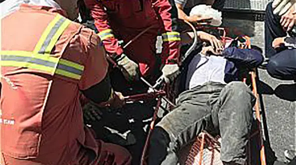 سقوط کارگر جوشکار از بالای اسکلت فلزی ساختمان نیمه کاره + عکس