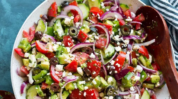 طرز تهیه یک سالاد متفاوت/سالاد یونانی معطر